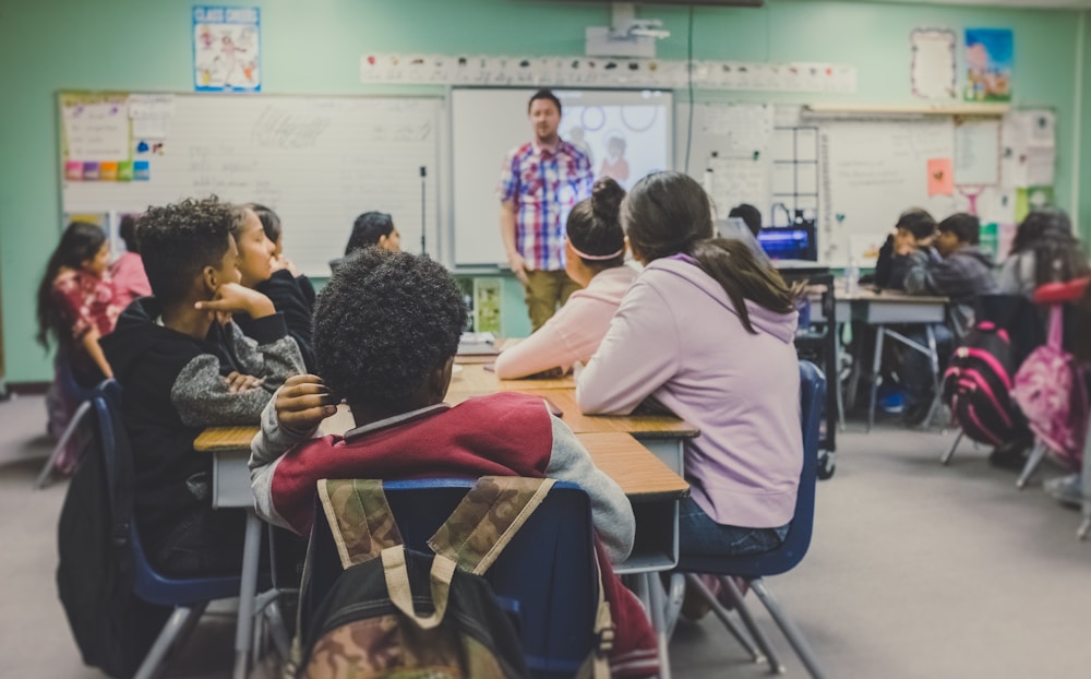 Estudantes participando de aula em sala de formação