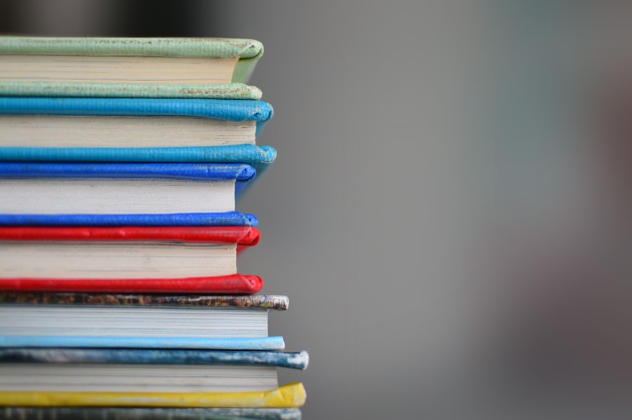 Pilha de livros coloridos representando literatura e formação de leitores
